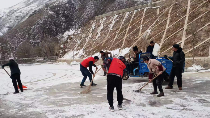 提升村容村貌 建設(shè)美麗鄉(xiāng)村：甘肅工程咨詢集團(tuán)駐村幫扶工作隊(duì)開展環(huán)境衛(wèi)生整治及積雪清掃活動